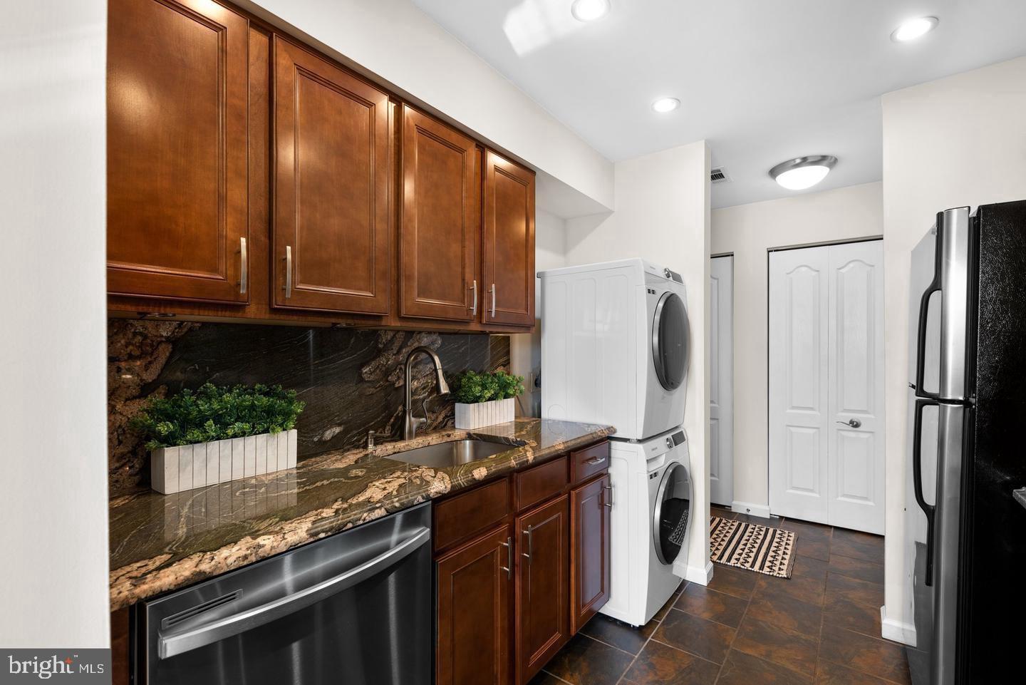 VILLAGE OF MONTGOMERY RUN - Residential Lease