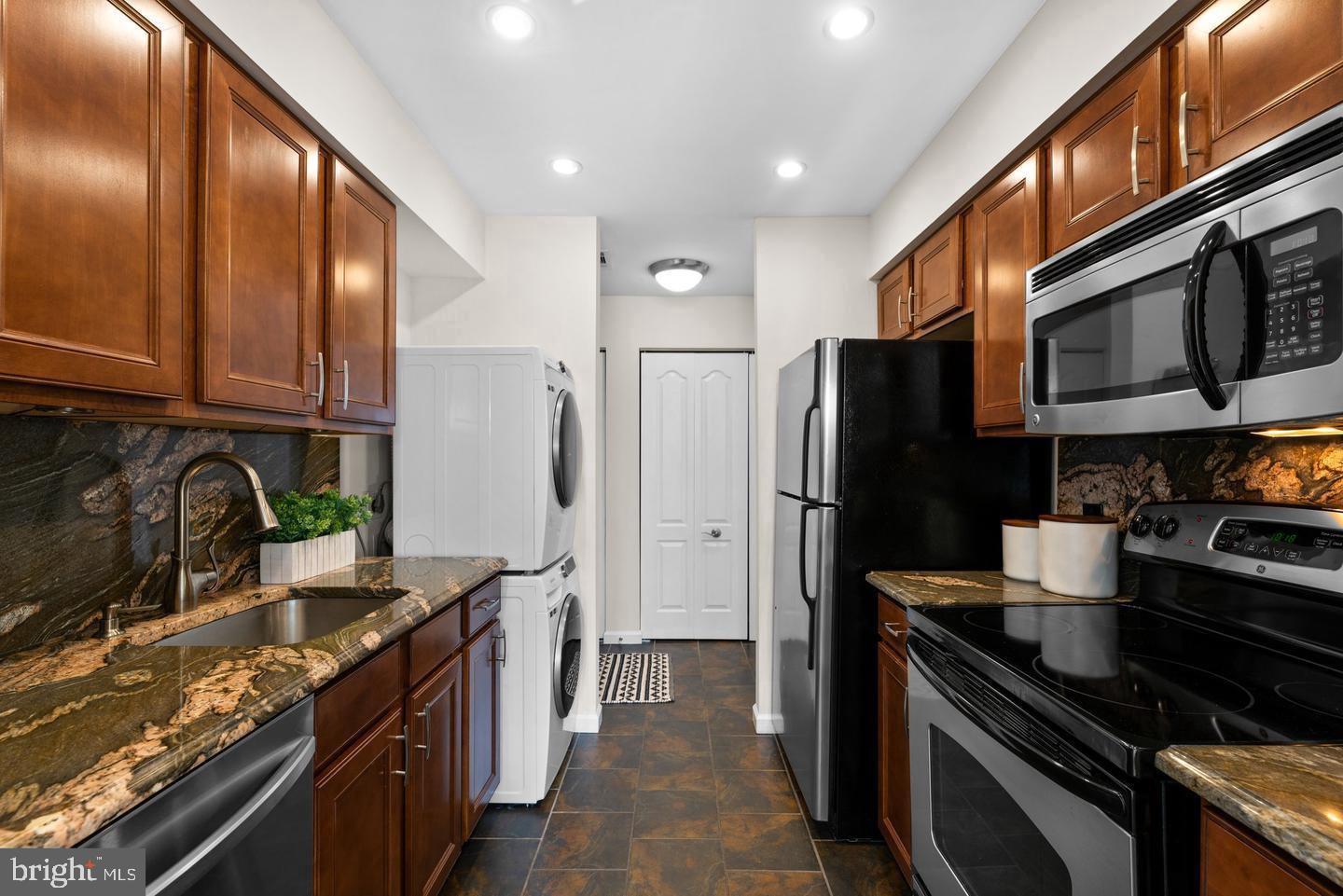 VILLAGE OF MONTGOMERY RUN - Residential Lease