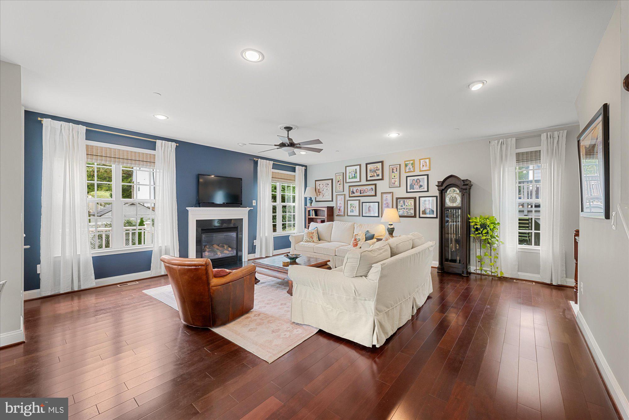 CHEVY CHASE HILLS - Residential