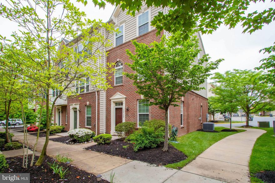 AWESOME 3 LEVEL END-UNIT 3RD BEDROOM ON LOWER LEVEL CAN BE OFFICE, LIBRARY, WORKOUT SPACE OR GUEST ROOM. HIGH QUALITY OF BRAND-NEW CARPET, GLISTENING HARDWOOD THROUGHOUT MAIN LEVEL. GOURMET KITCHEN WITH GRANITE COUNTERTOPS AND STAINLESS APPLIANCES. PLENTY OF VISITOR PARKING AND EASY ACCESS TO GREAT SCHOOLS, GROCERIES, RESTAURANTS, SHOPPING, RECREATION (ROBINSON STATE FOREST, MANASSAS NATIONAL BATTLEFIELD PARK), CLOSE TO MAJOR COMMUTER ROUTES; 66, 29, AND 15.