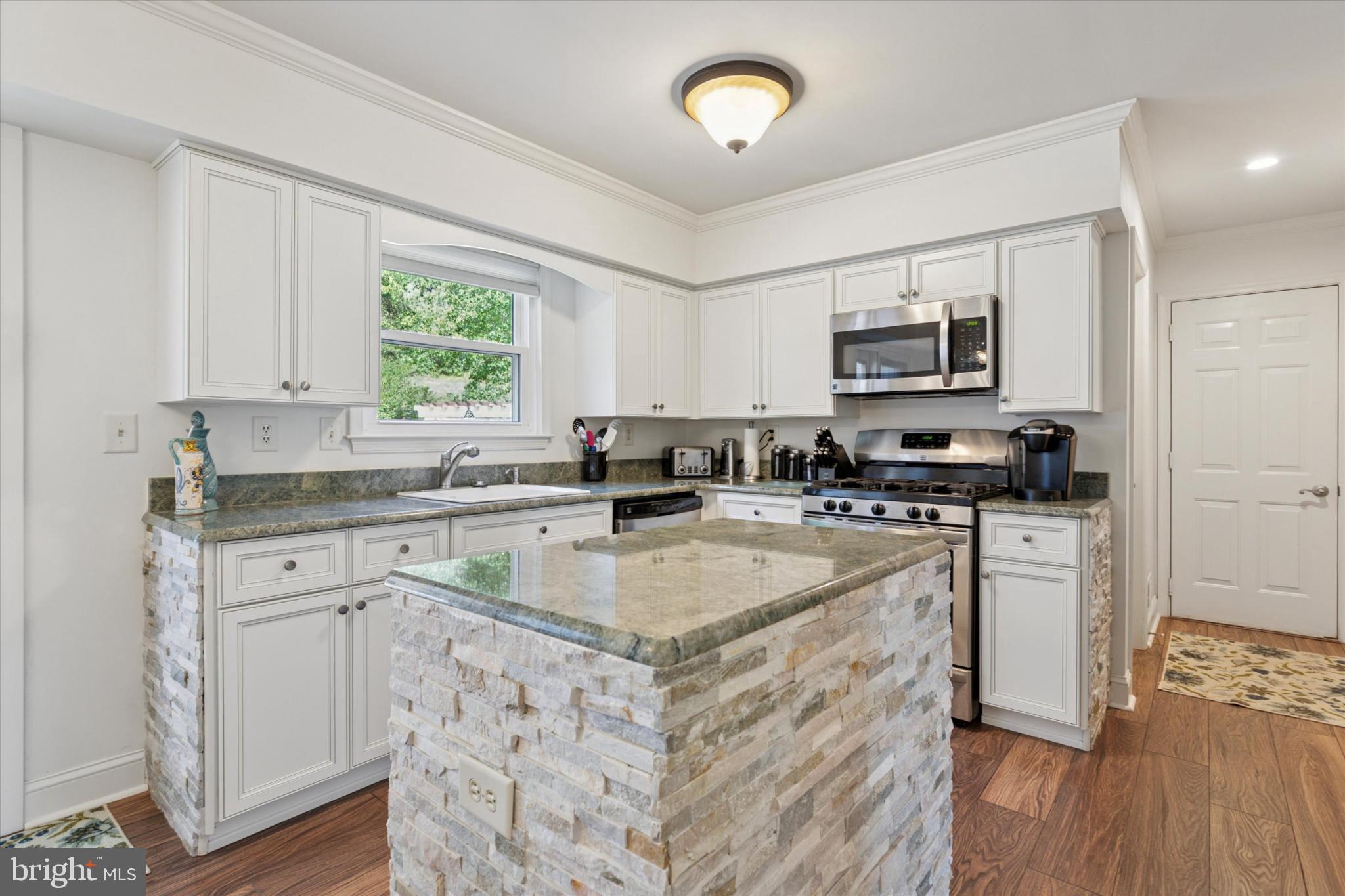 HIDDEN POND - Residential