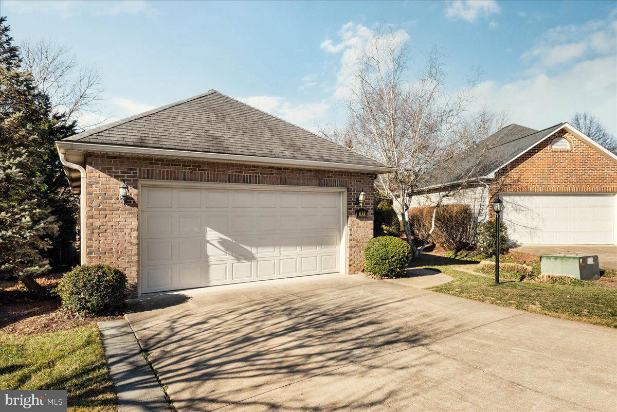 832 WINDER COURT