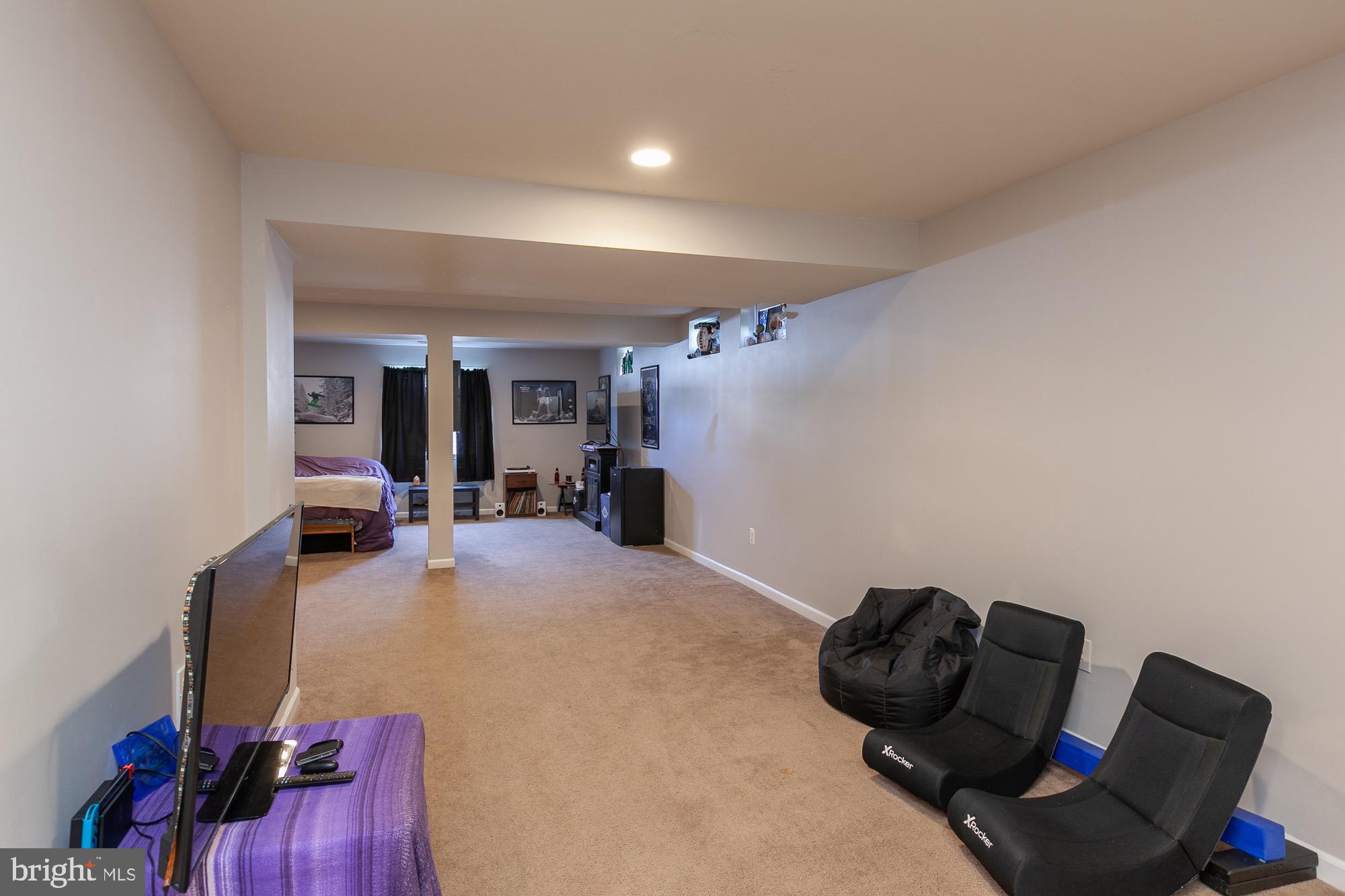 VILLAGE OF WASHINGTON TRAIL - Residential