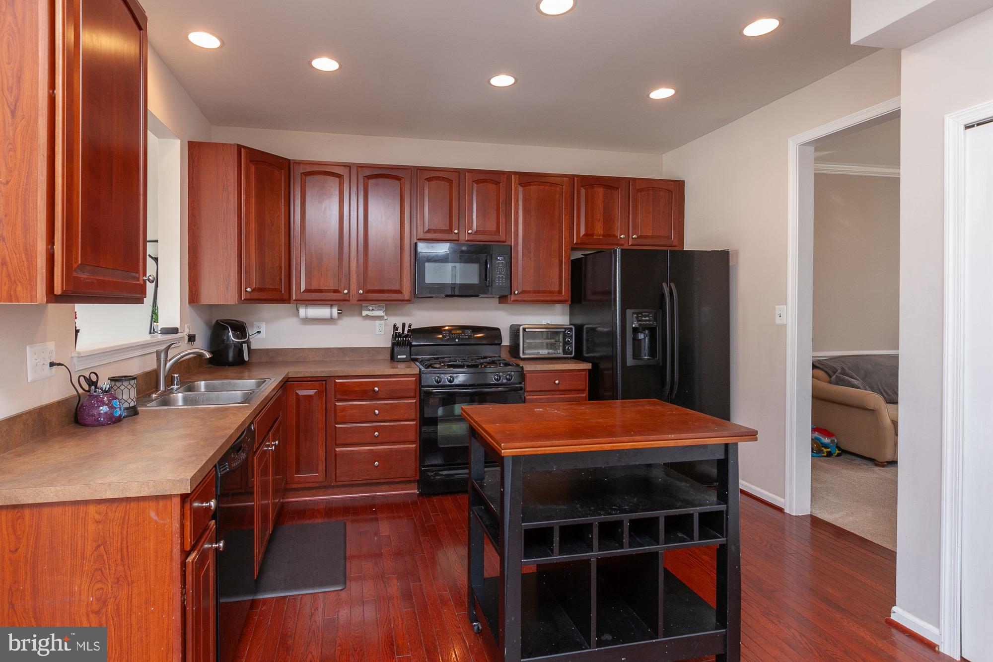 VILLAGE OF WASHINGTON TRAIL - Residential