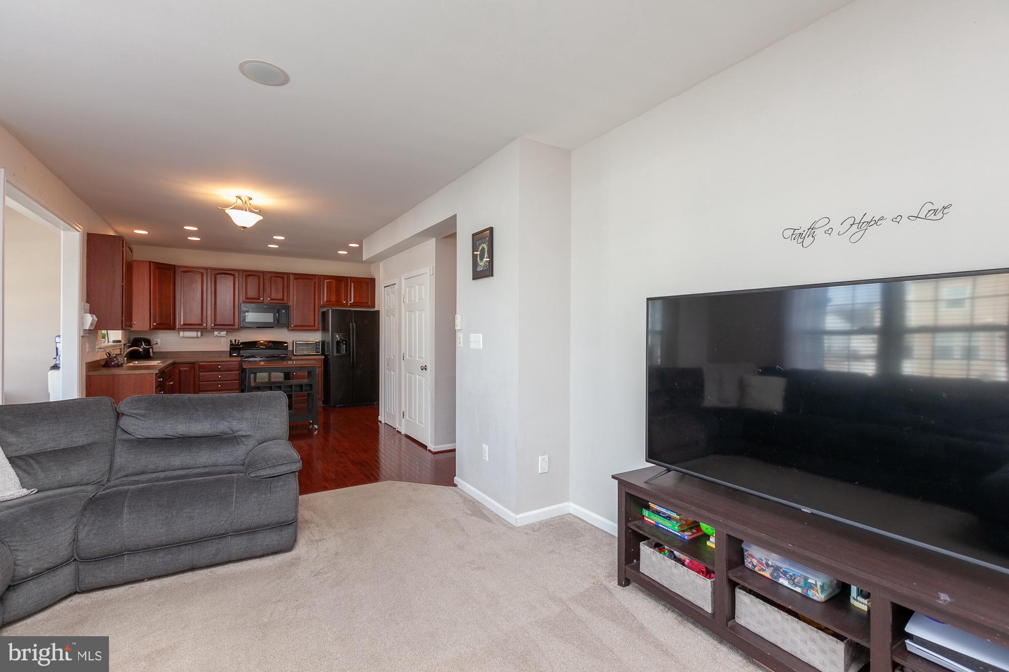 VILLAGE OF WASHINGTON TRAIL - Residential