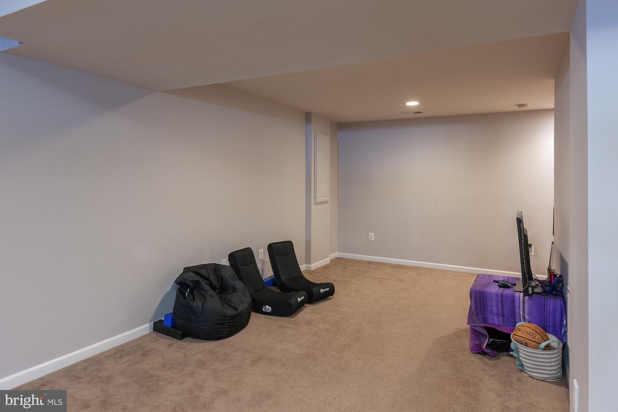 VILLAGE OF WASHINGTON TRAIL - Residential