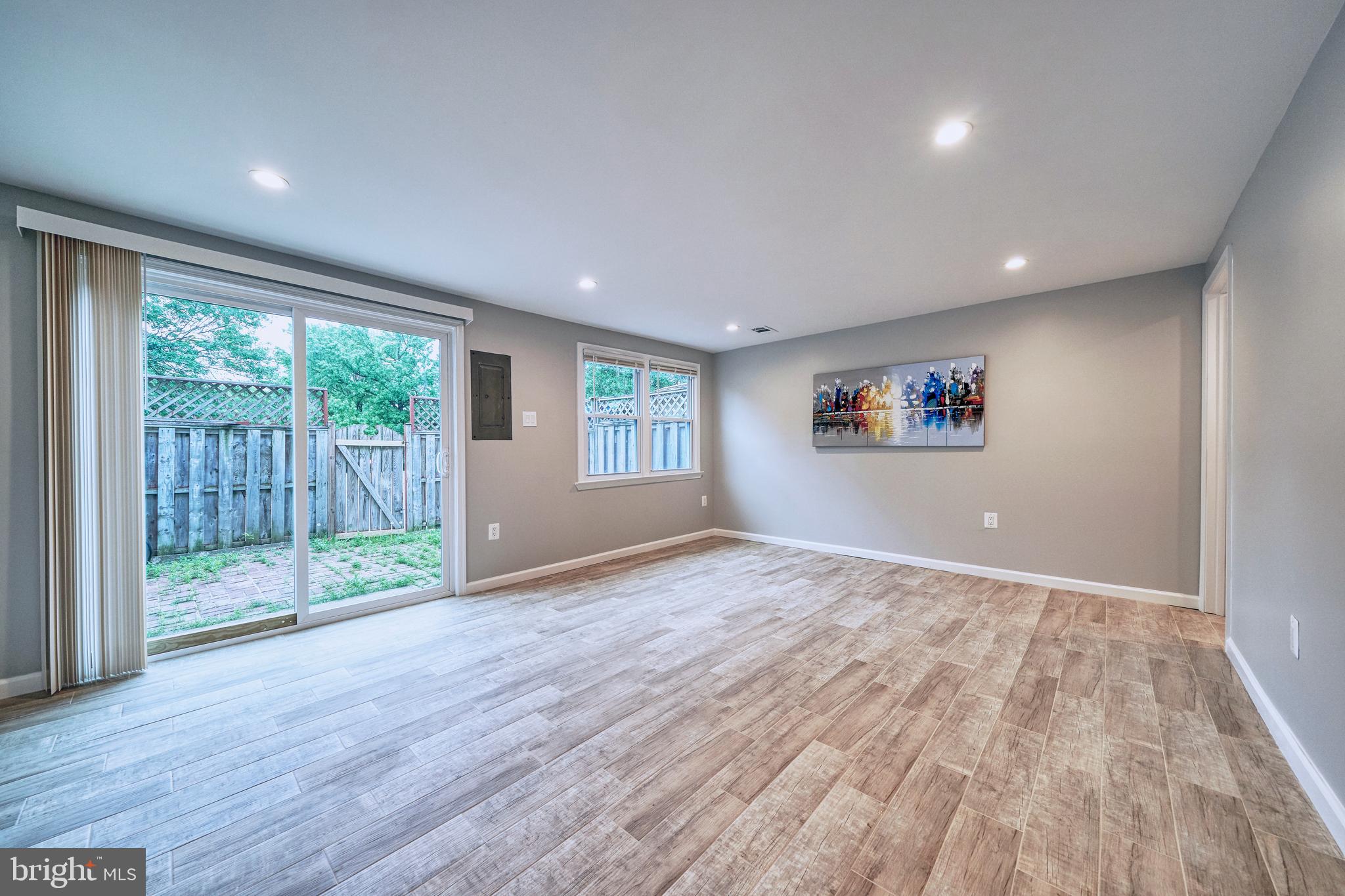 VILLAGE GATE - Residential