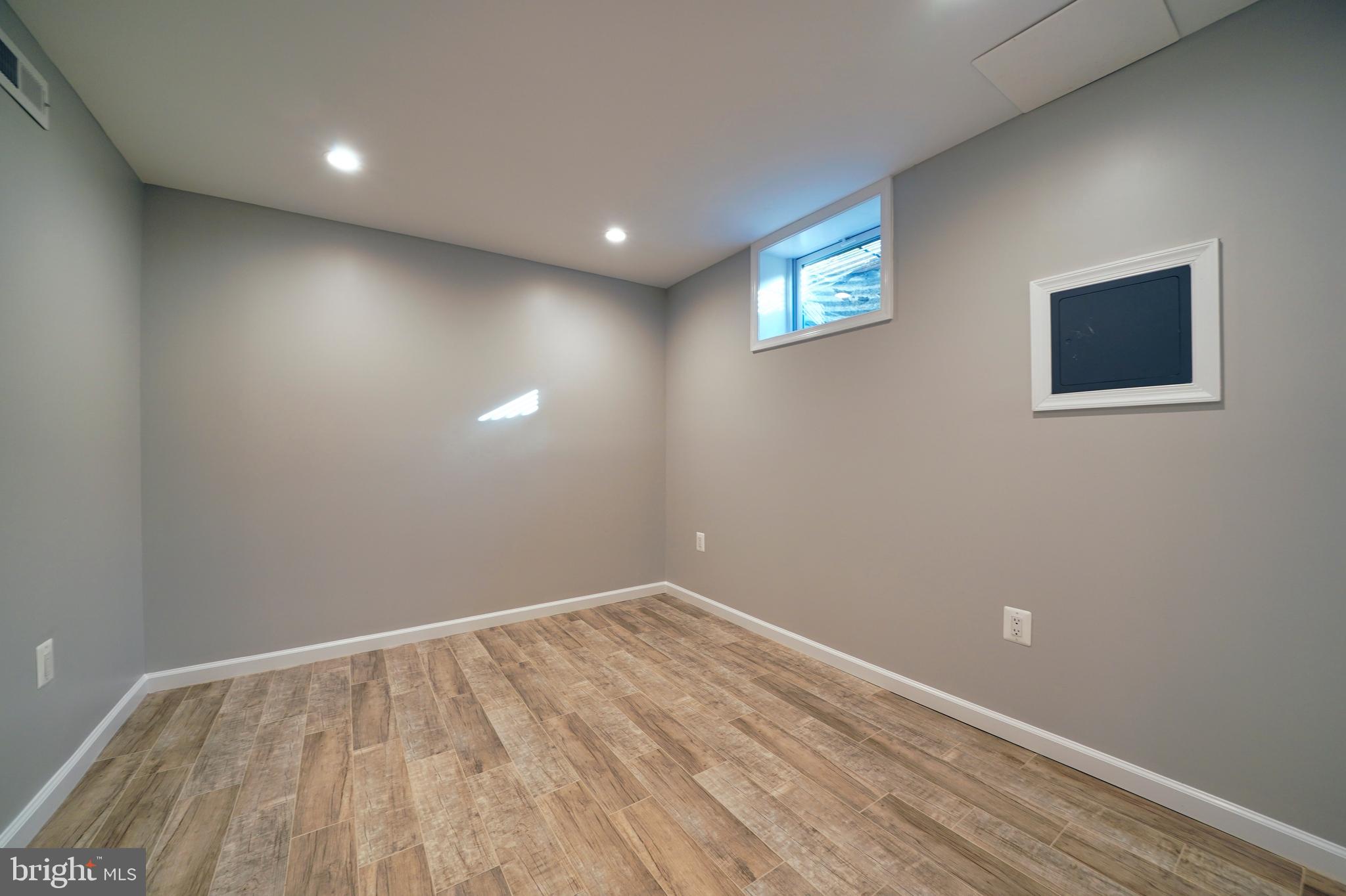 VILLAGE GATE - Residential