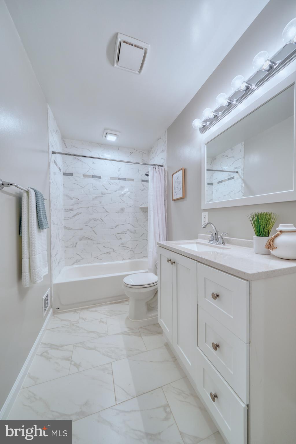 VILLAGE GATE - Residential