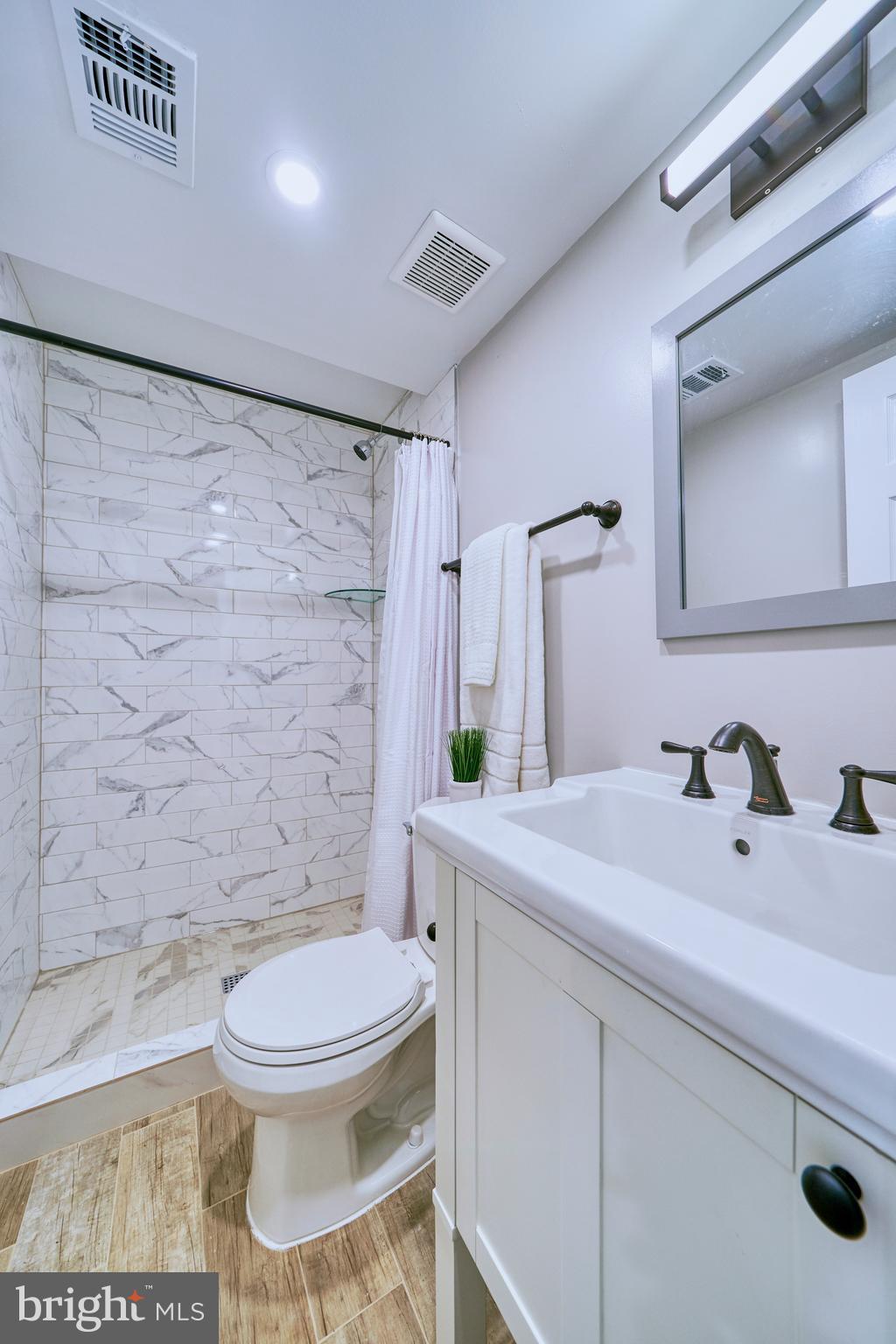 VILLAGE GATE - Residential