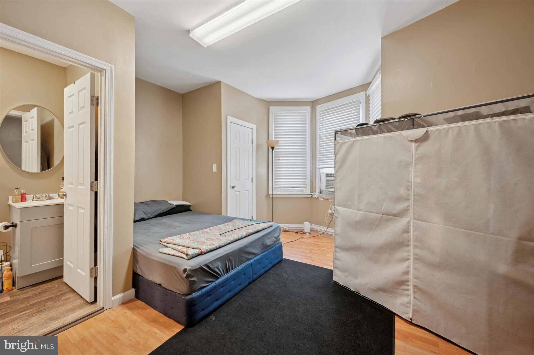 UNIVERSITY CITY - Commercial Sale