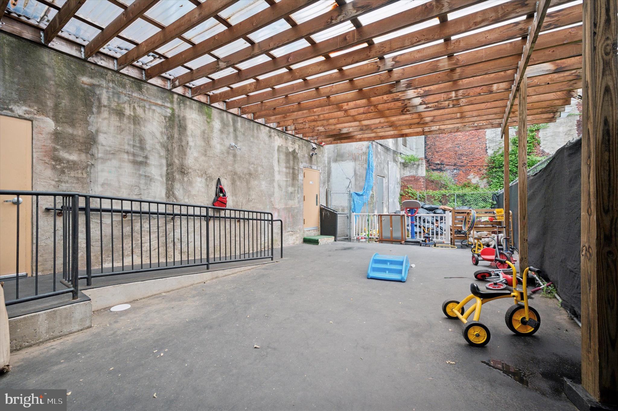 UNIVERSITY CITY - Commercial Sale