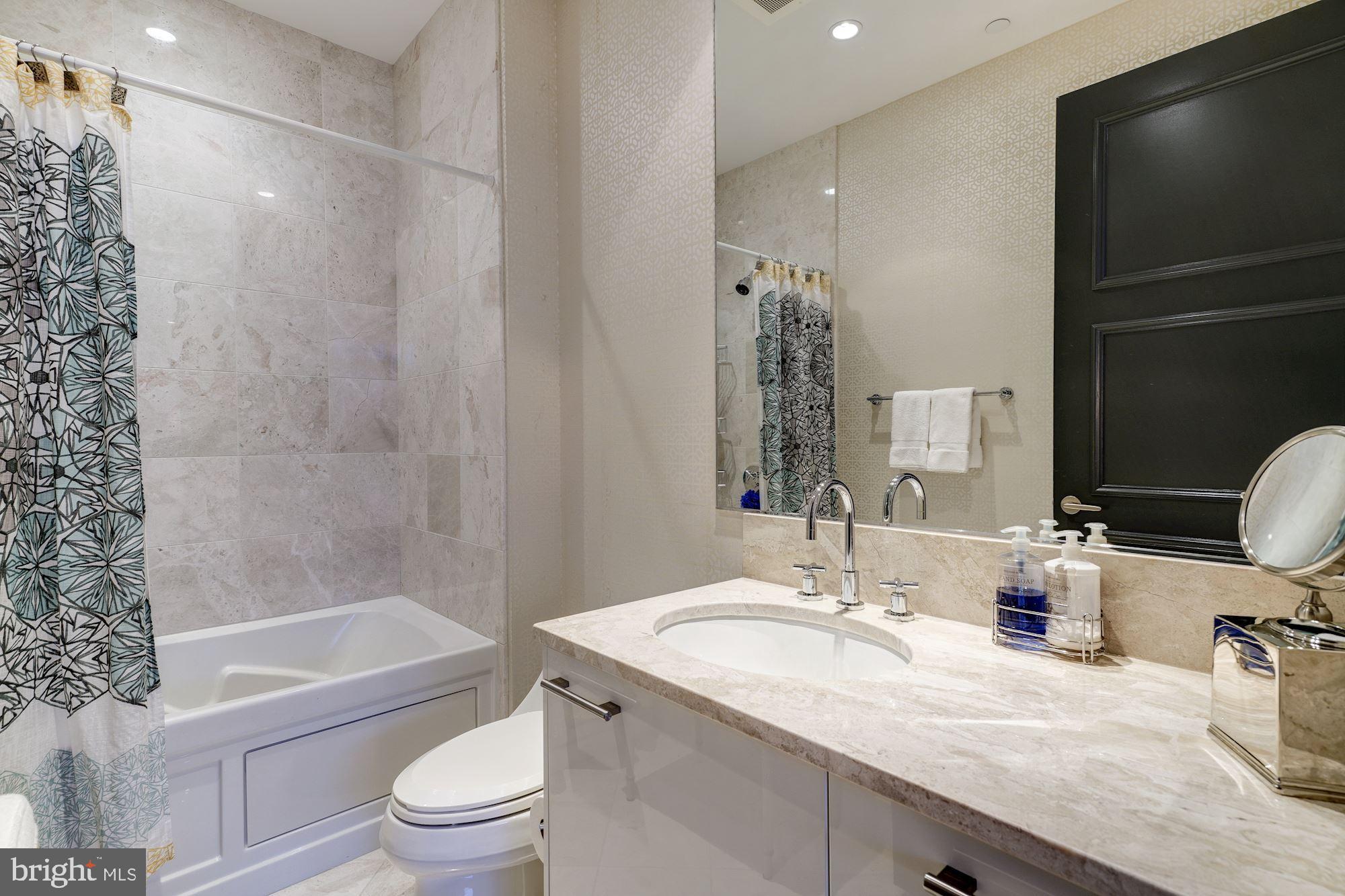 TURNBERRY TOWER - Residential