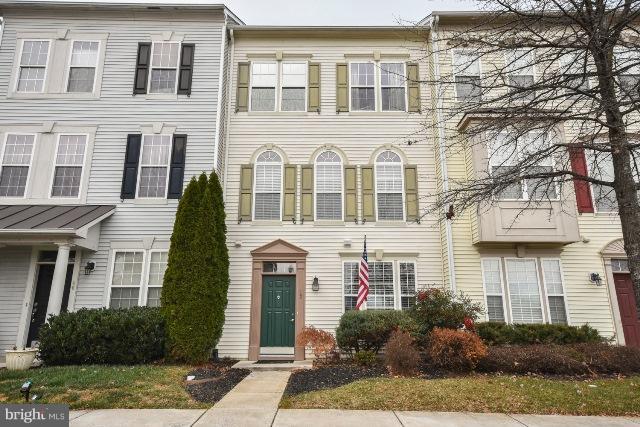 Lovely Townhouse RENTAL located in HUNTFIELD! Neighborhood has a great commuter location, right off 340 bypass, located near schools, shopping, etc... 3 bd, 2 full ba, 2 (1/2) ba. Lg foyer & rec room, entry level. Kitchen open to breakfast area, includes family room & living room. Lg Master suite with full ba, sep shower, garden tub, water closet. Nice deck and rear parking on parking pad.