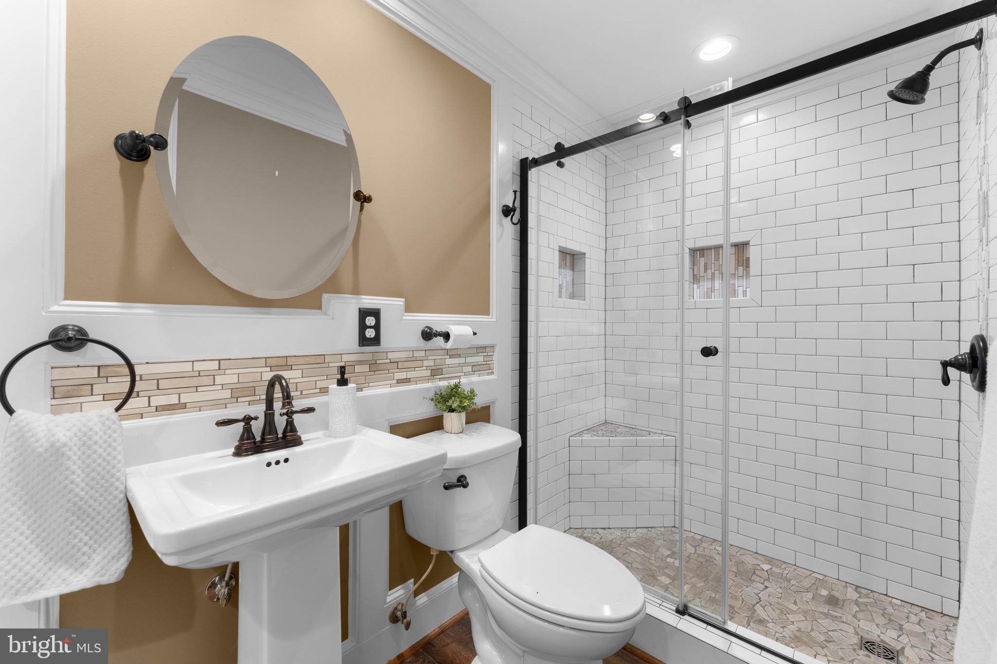 COUNTRY CLUB ESTATES - Residential