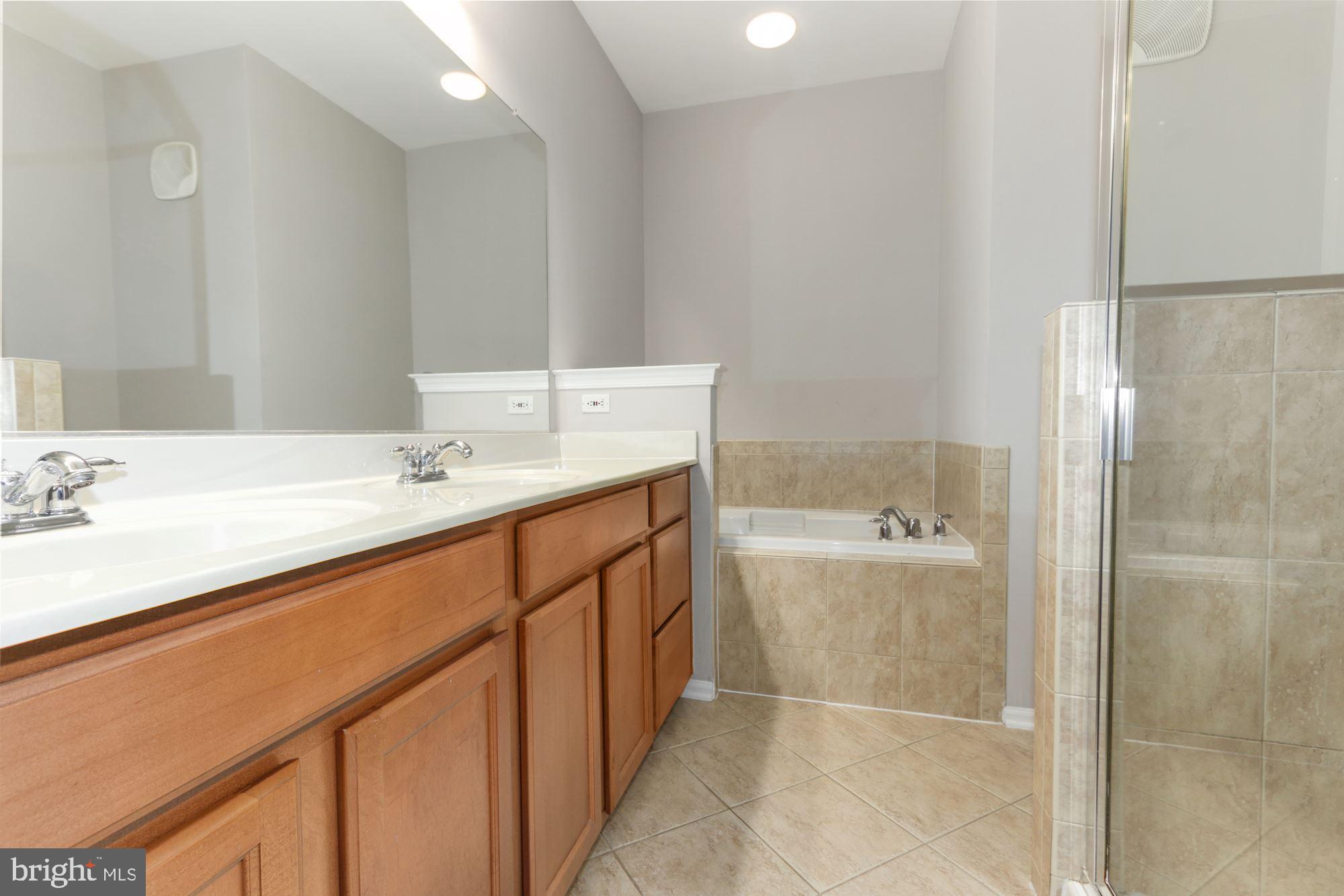 THE TOWNES CONDOMINIUM - Residential Lease