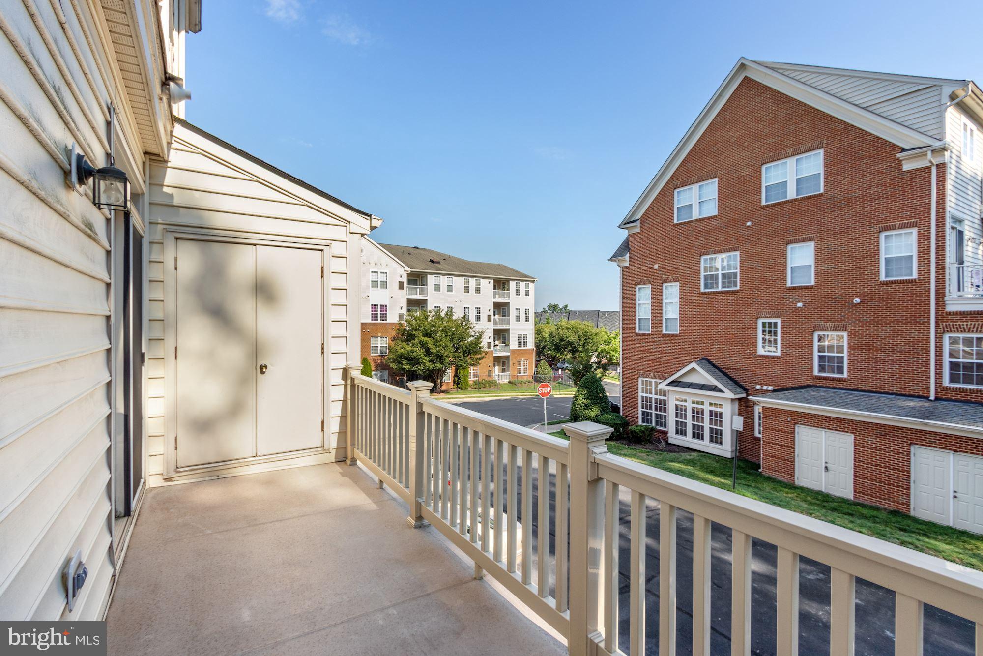 THE TOWNES CONDOMINIUM - Residential Lease