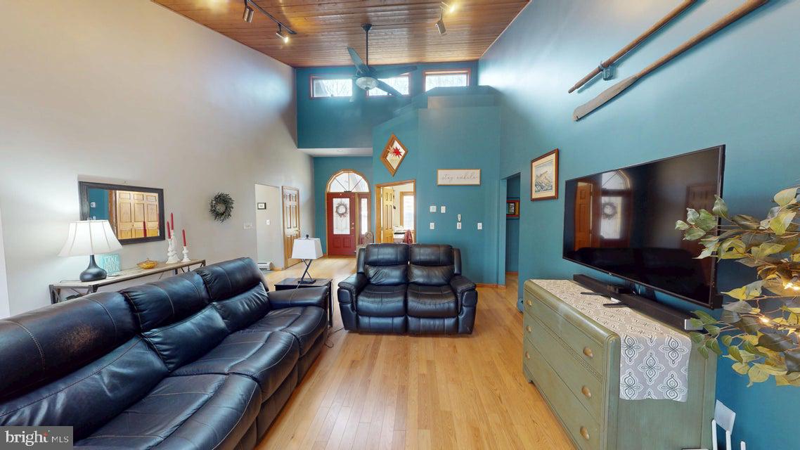 TREASURE LAKE - Residential