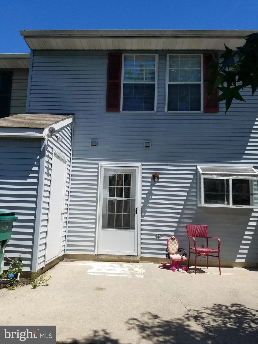NICE TOWNHOUSE, MOVE IN READY, 3 BEDROOMS, 2 1/2 BATHS, FENCED IN BACKYARD, CLOSE TO SHOPPING, GOOD CONDITION, PETS CASE BY CASE.APPLICATIONS RECEIVED. LANDLORD on 7/18/17 is reviewing applications