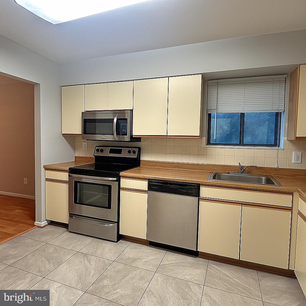 7202 ROCKLAND HILLS DRIVE 302