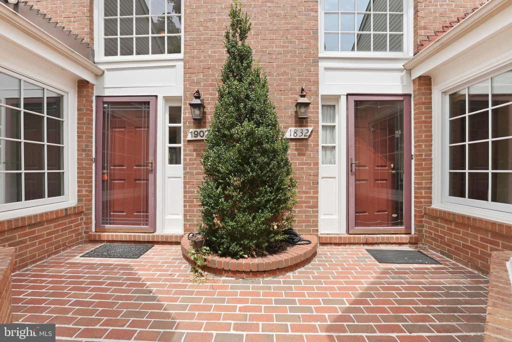 Photo of 1902 Duffield Lane, ALEXANDRIA, VA 22307 (MLS # VAFX2324232)