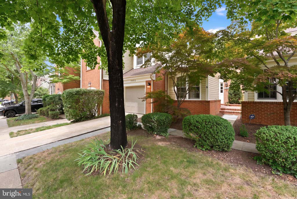 Photo of 1902 Duffield Lane, ALEXANDRIA, VA 22307 (MLS # VAFX2324232)