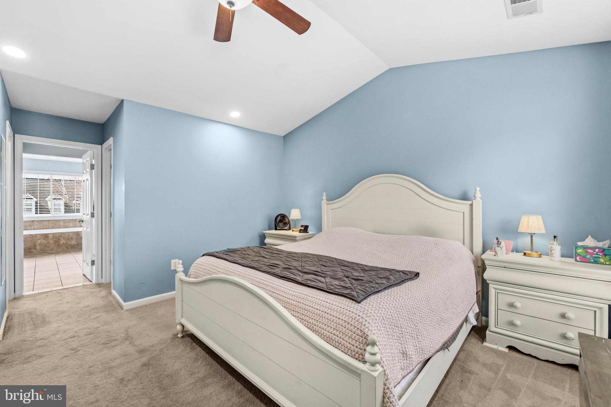 ROUND HILL - Residential