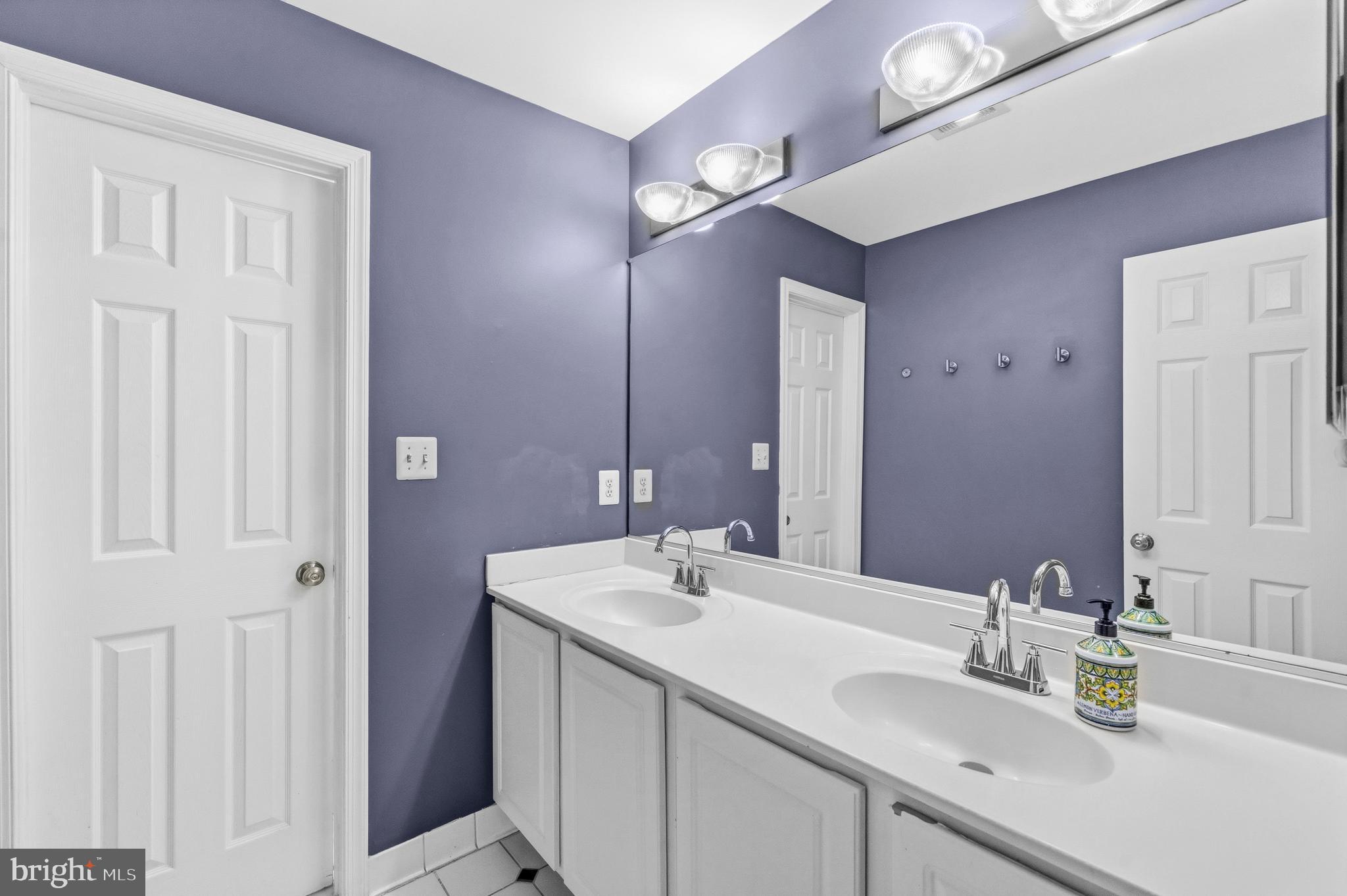 ROUND HILL - Residential