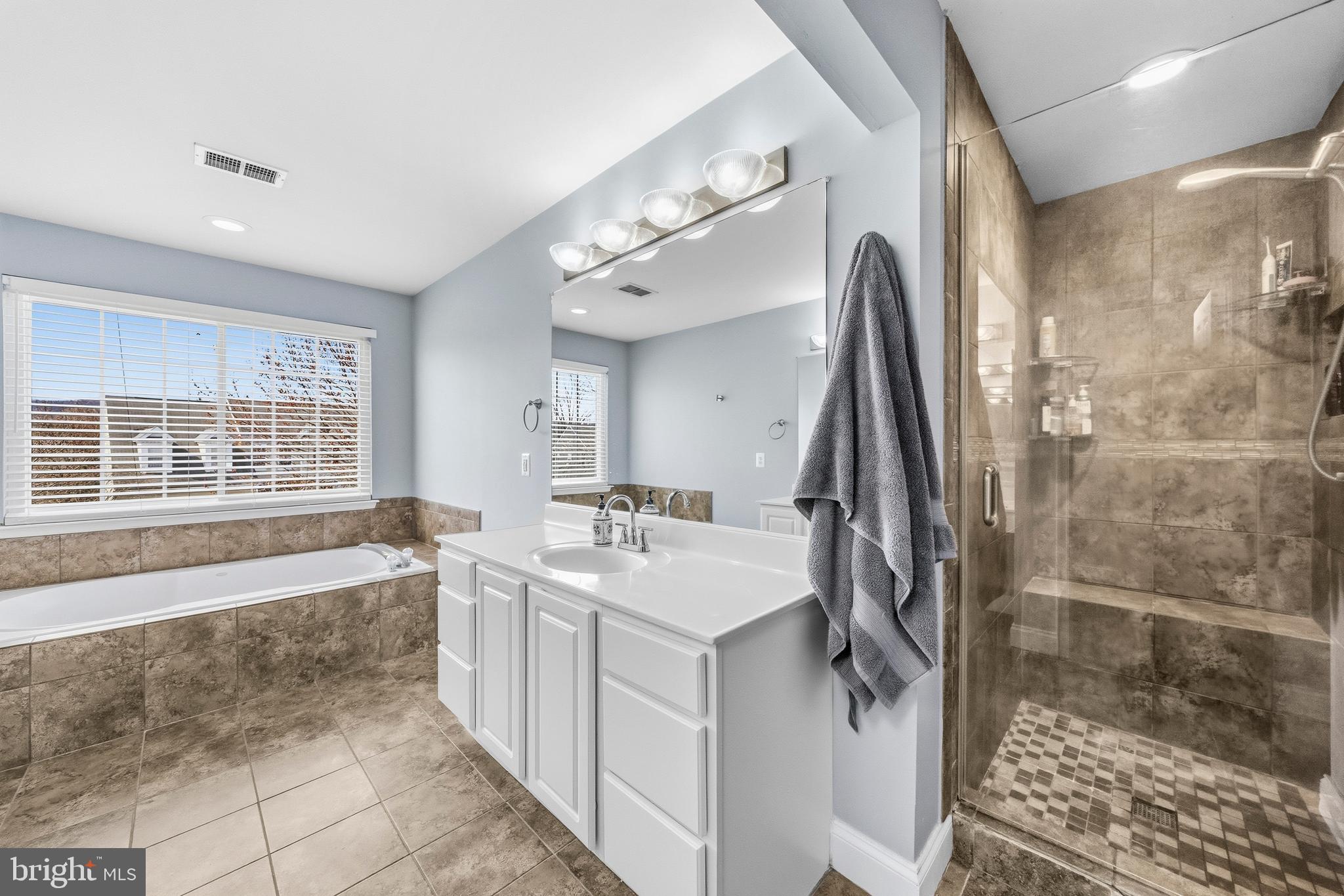 ROUND HILL - Residential