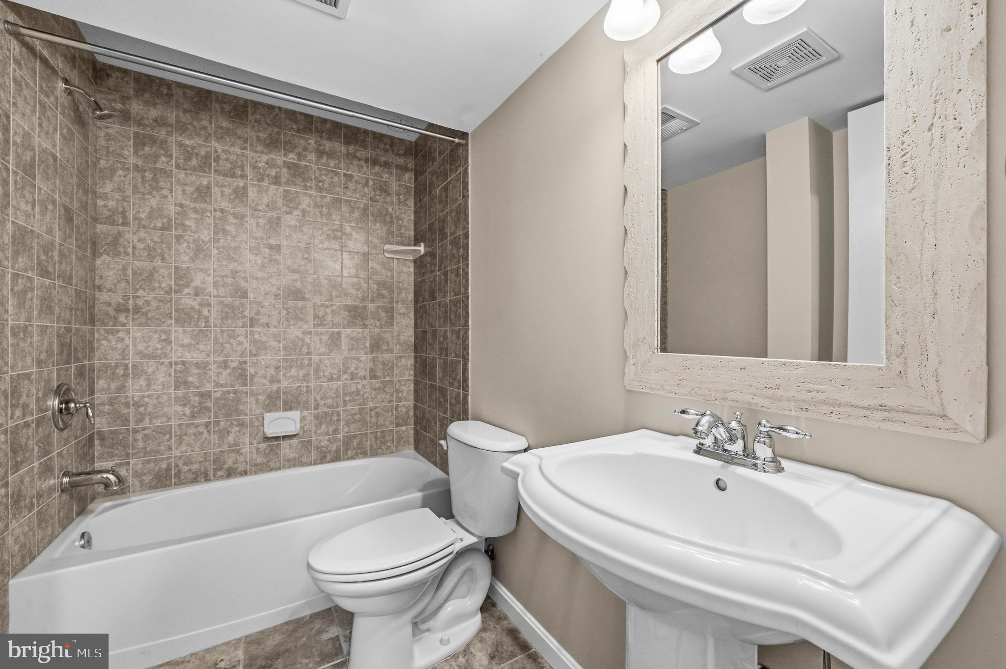 ROUND HILL - Residential