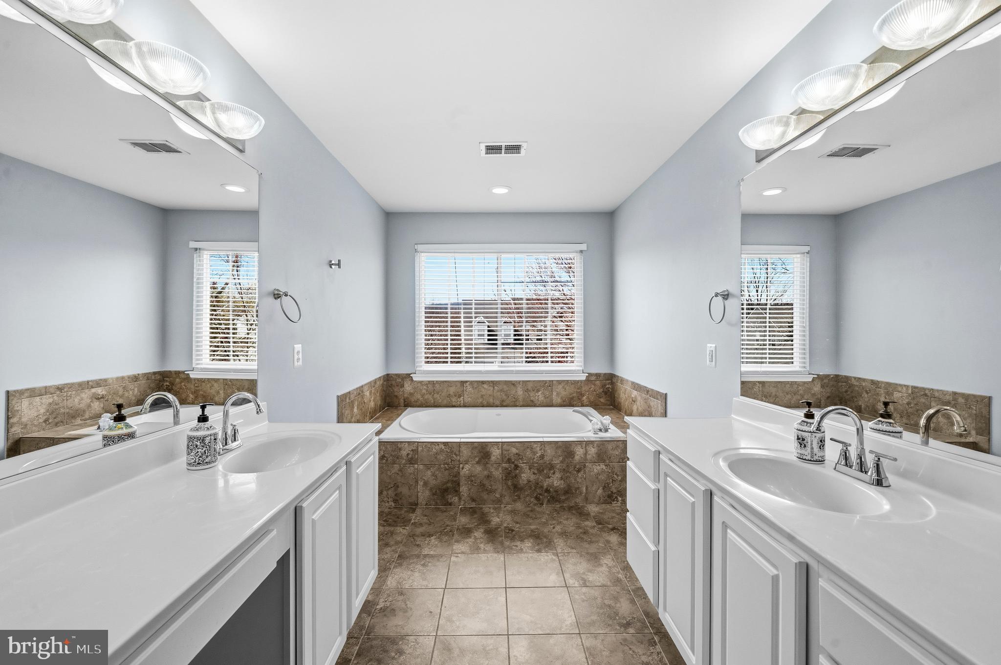 ROUND HILL - Residential