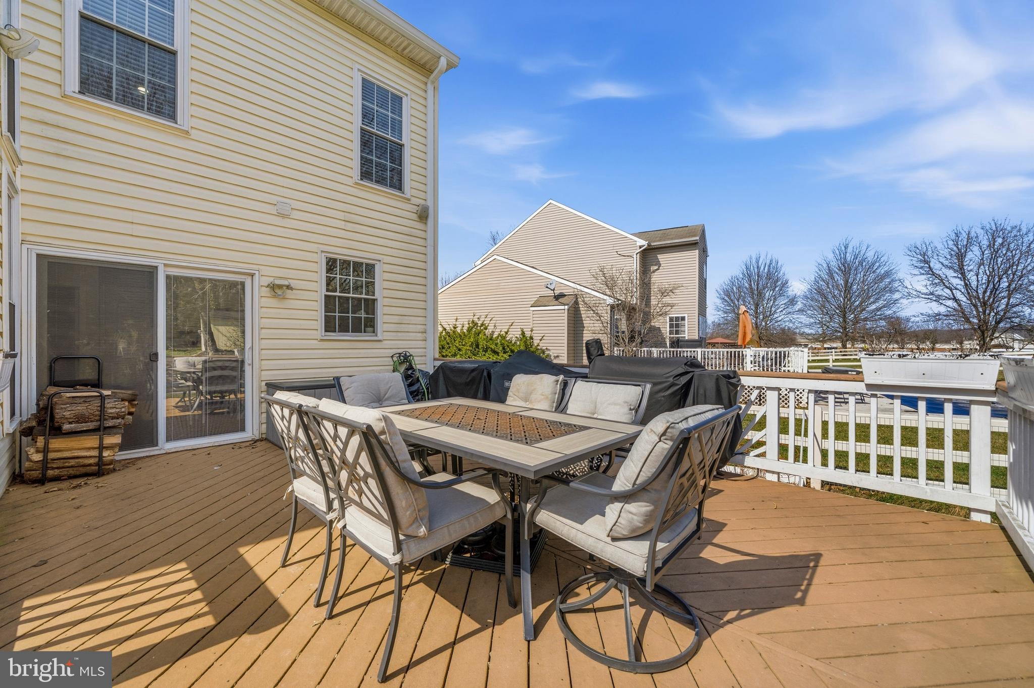 ROUND HILL - Residential