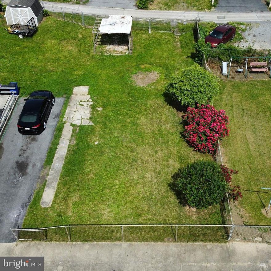 Lots of potential to build your home or investment property!! 
Convenient location close to shopping and amenities. Few minutes from I-70 and I-81.
Alley Access, partially fenced.
Public water/natural gas/sewer available.