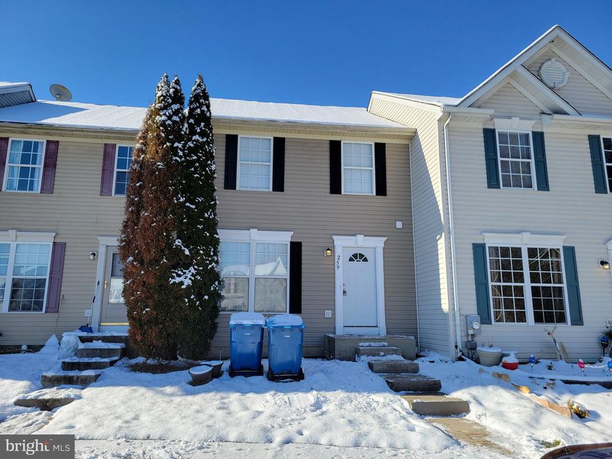 Welcome to 259 Douglas St. This townhome has a lot to offer at an affordable price. Step into
the Main Level Living Room with Powder Room and Closet, large enough for a Living Room and
Dining Combo. The Spacious Eat in Kitchen features Refrigerator, Dishwasher, New Stove and
Large Pantry. Sliding Door leads to the Rear Deck and yard. On the Upper Level is a Spacious
Main bedroom with a Walk in Closet and Full bath. Two other Bedrooms on this level and a full
bath.
The Lower Level features a Finished Family Room with Outside/walk out entrance and a
Powder Room. The unfinished area has plenty of room for storage, your laundry hookup and
utilities. The home has been freshly painted and New flooring installed on the main level. Why
Rent when you can own?