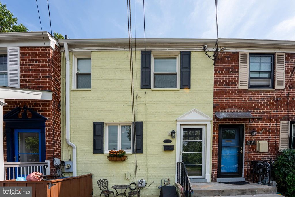 Photo of 2913 Mosby Street, ALEXANDRIA, VA 22305 (MLS # VAAX2050314)
