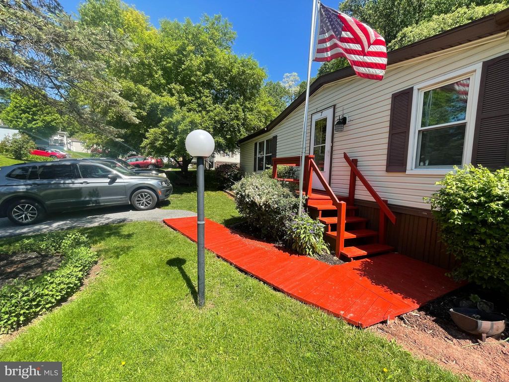 Photo of 7 SUMMER DR, ELIZABETHTOWN, PA 17022 (MLS # PALA2034896)