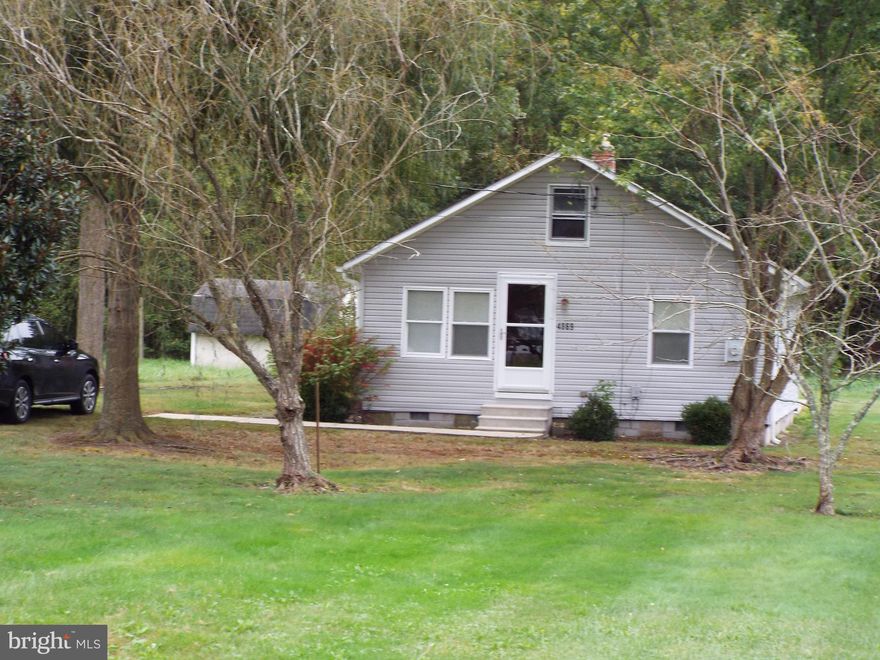 Great 2 bedrooms, 1 bath, family room, separate dinning room, and laundry room located just 5 minutes from the Nanticoke River in Vienna, MD. Home sits on 3.23 acres with an adjoining .17 acre lot.