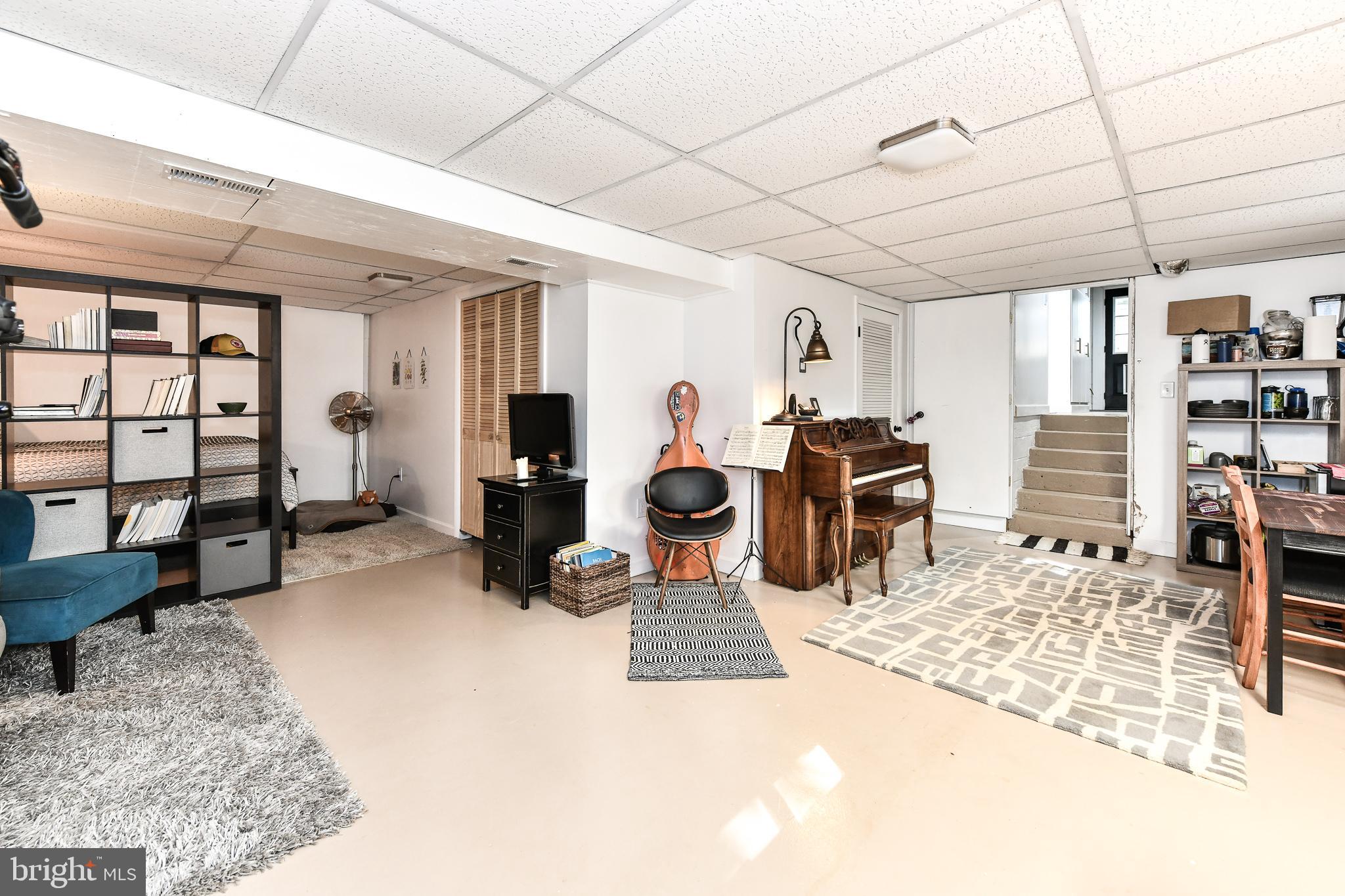 SURREY SQUARE - Residential Lease