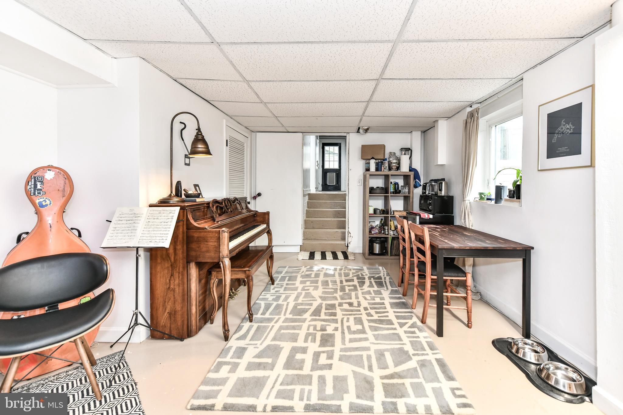 SURREY SQUARE - Residential Lease