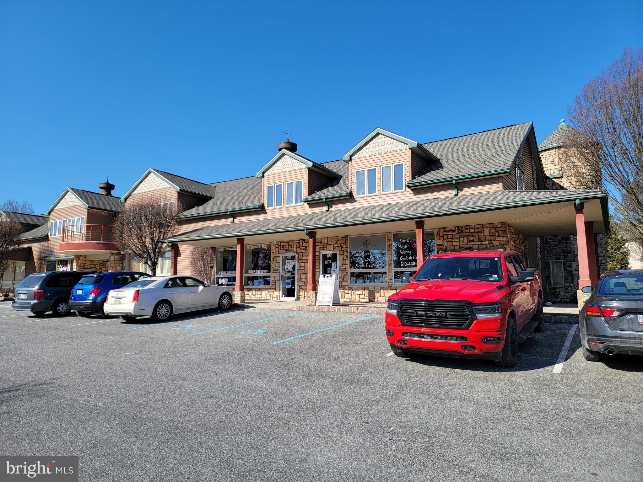 +/- 1,520 Sf Ground-level Retail space available for lease. An open floor plan, one ADA-compliant restroom, ample storage, and single-phase electricity. The site also consists of ample onsite parking. The plaza is clean and well-maintained. Great use for a barbershop, a yoga studio, Childcare, and much more. Pylon signage is available. Schedule a showing today!!! Convenient access to Route 33, I-78, and Route 22. Located on heavily traveled William Penn Highway in Palmer Township (Easton), PA.