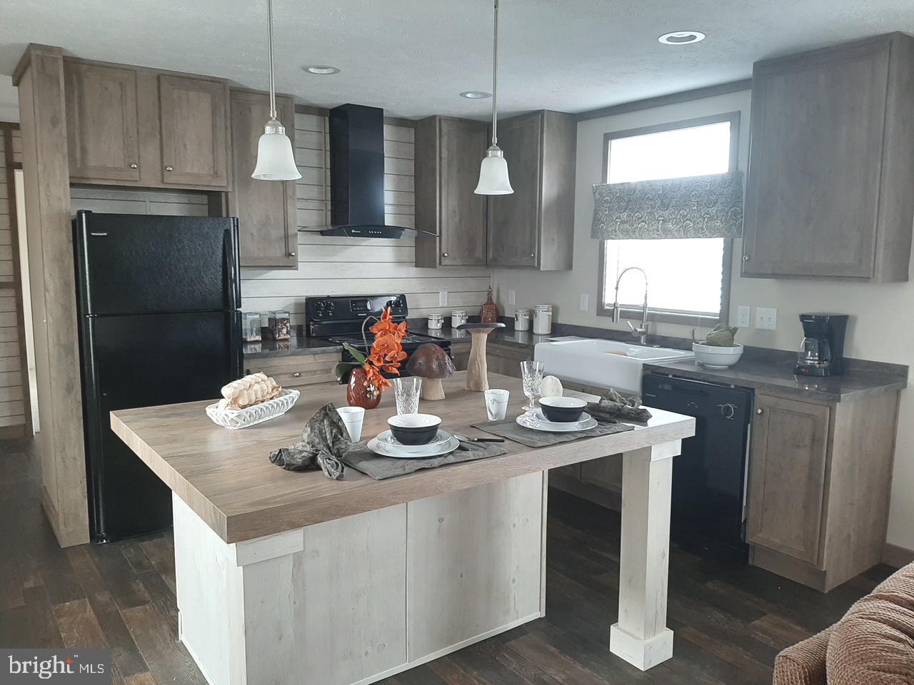 BUSH RIVER MANOR - Residential