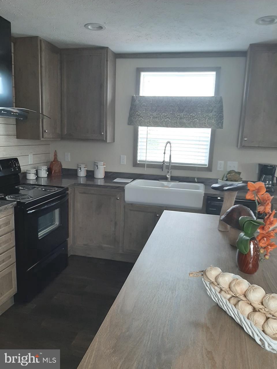 BUSH RIVER MANOR - Residential