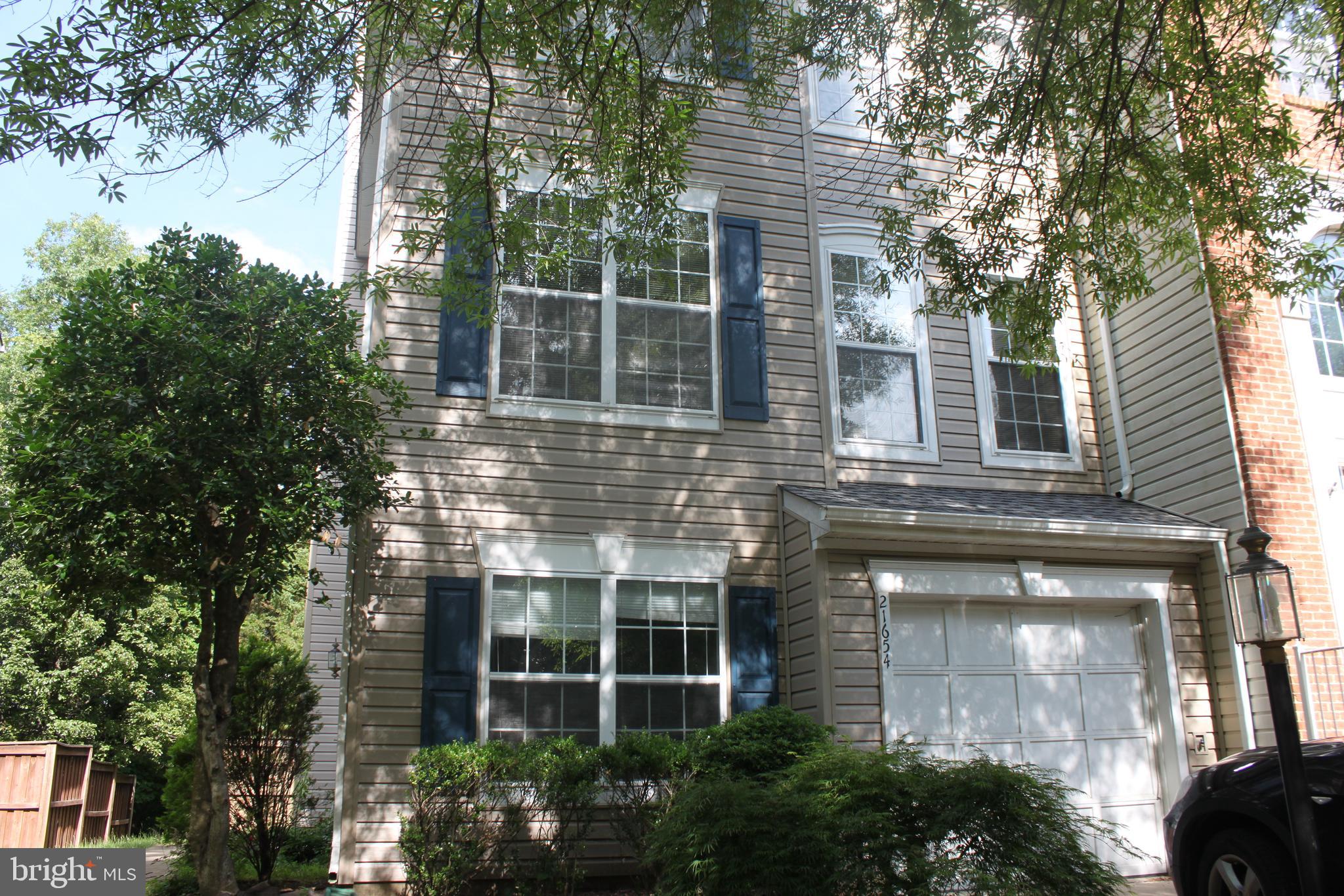 SIGNATURE AT BROADLANDS - Residential Lease