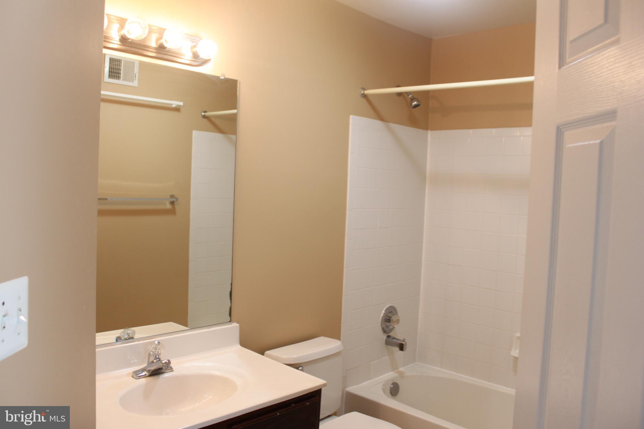 SIGNATURE AT BROADLANDS - Residential Lease