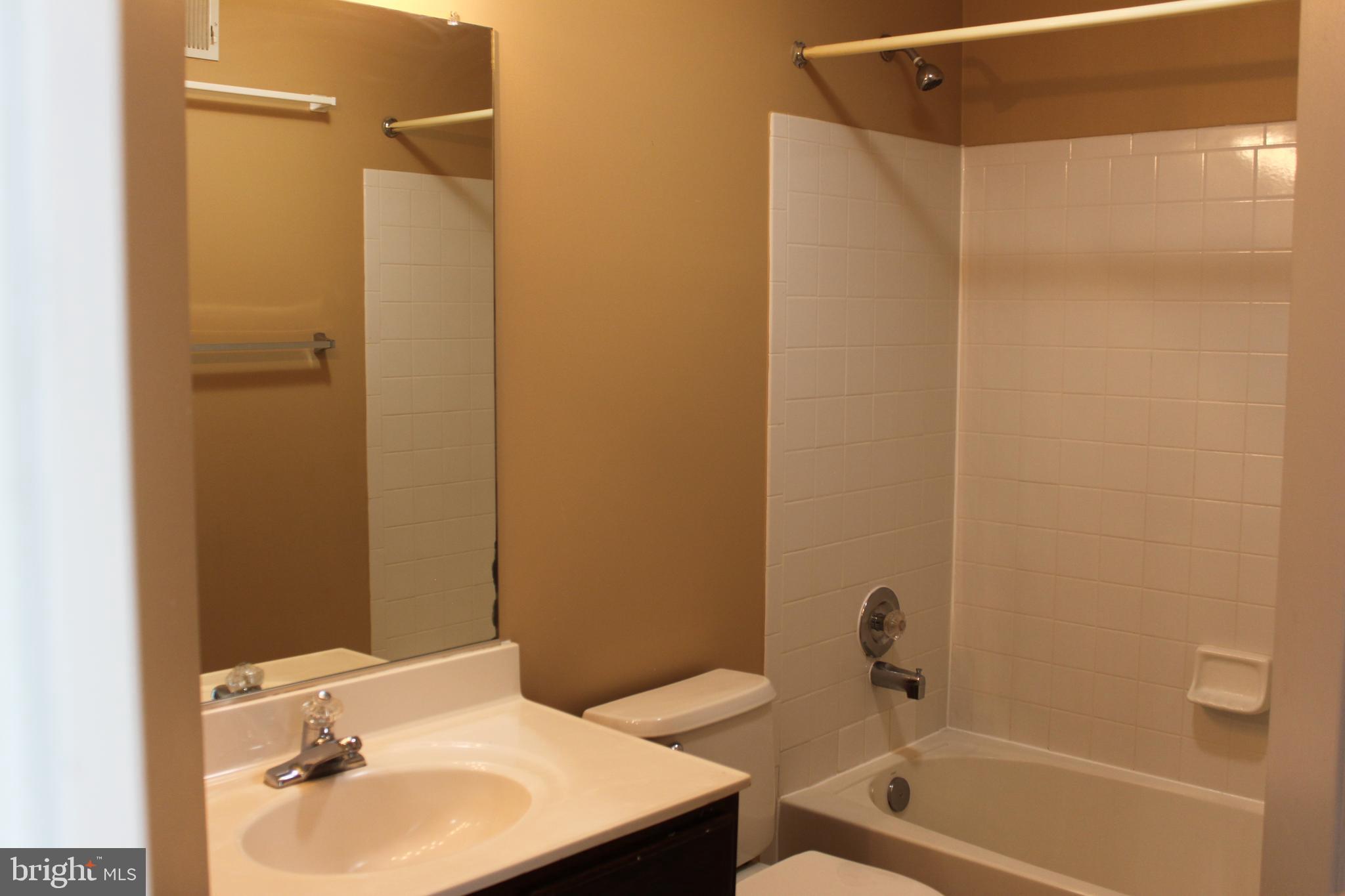 SIGNATURE AT BROADLANDS - Residential Lease