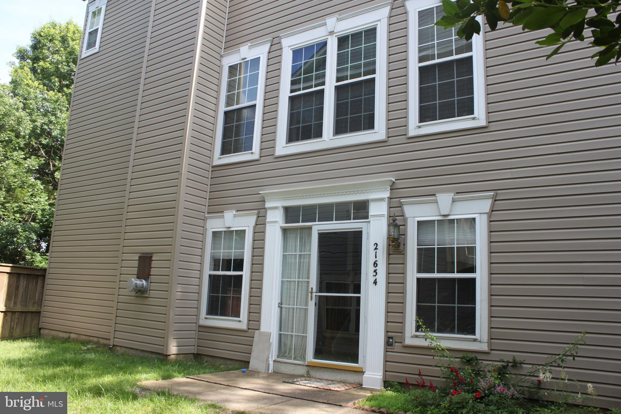 SIGNATURE AT BROADLANDS - Residential Lease