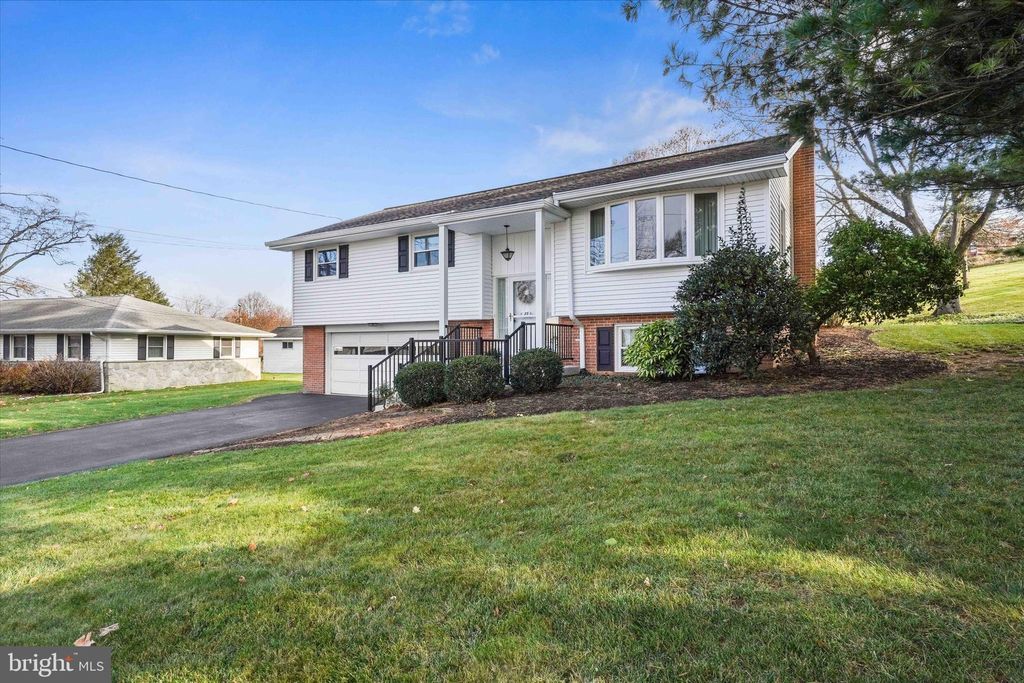 Photo of 35 Wolf Road, Akron, PA 17501 (MLS # PALA2043500)