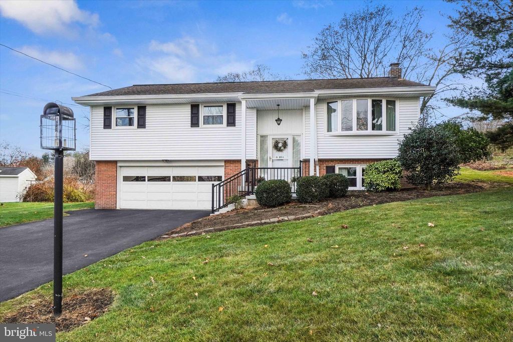 Photo of 35 Wolf Road, Akron, PA 17501 (MLS # PALA2043500)