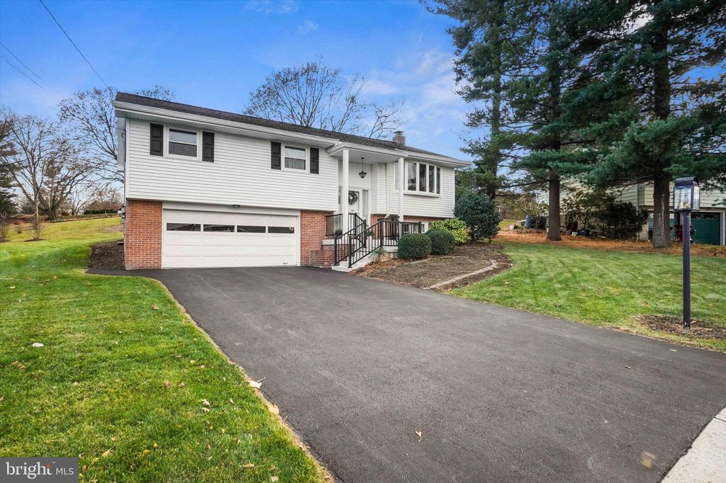 Photo of 35 Wolf Road, Akron, PA 17501 (MLS # PALA2043500)