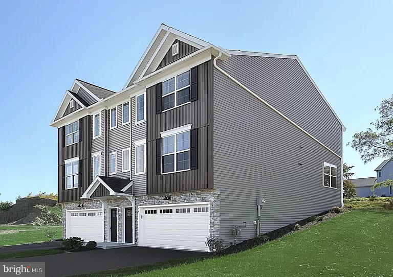 Beautiful 4 bedroom duplex and mountain view.This 3-story side-by-side carriage home includes a 2-car garage
On the main level, the spacious living room opens to the dining area and kitchen, which provides access to the back yard patio. The kitchen features attractive cabinetry, granite countertops, and stainless-steel appliances. The 2nd floor boasts 3 bedrooms, 2 full bathrooms, and laundry. The owner's suite includes a private bathroom and an expansive closet. ,
Combination Kitchen/Dining, Floor Plan - Open
,
Application is required for showing. If interested, please get your application submitted as soon as possible. Your application approval is good for 3 months and good for all of our places.
Tenant pays all utilities including HOA